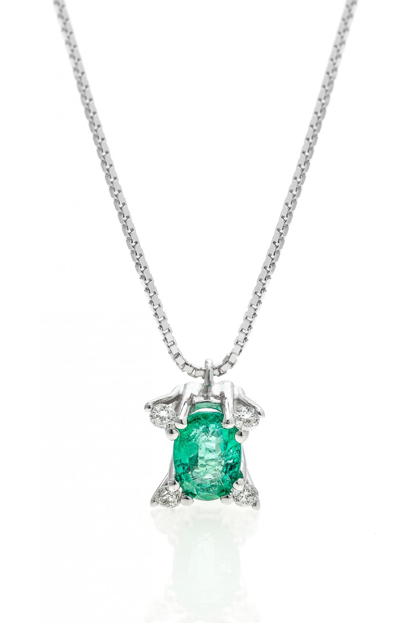 18 KT white gold necklace with natural Columbia emerald and natural round brilliant cut diamonds