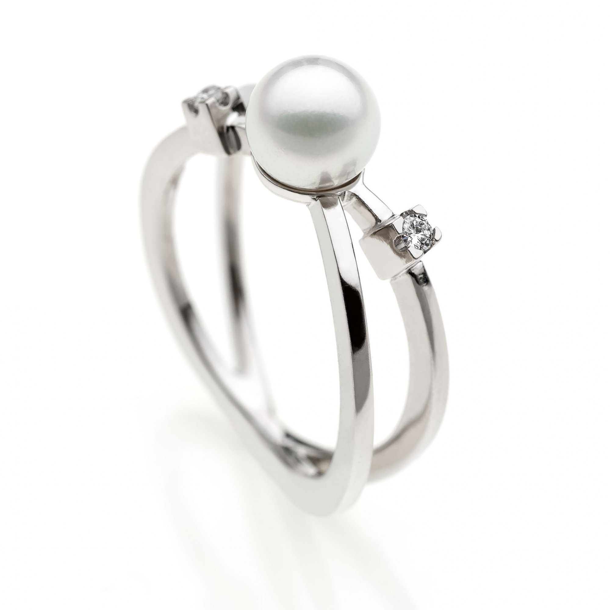 18 KT white gold ring with Akoya Pearl and natural round brilliant cut diamonds