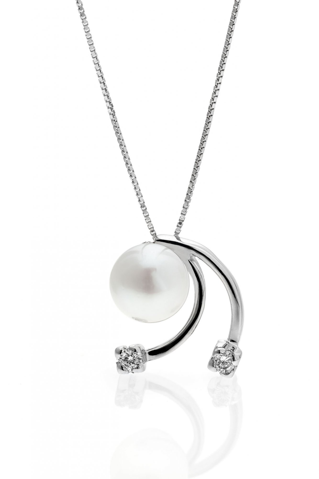 18 KT white gold  necklace with Akoya Pearl and natural round brilliant cut diamonds