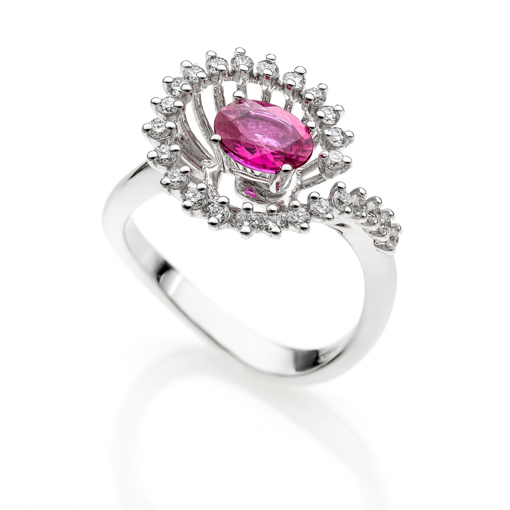 18 KT white gold ring with natural Burma Ruby and round brilliant cut diamonds