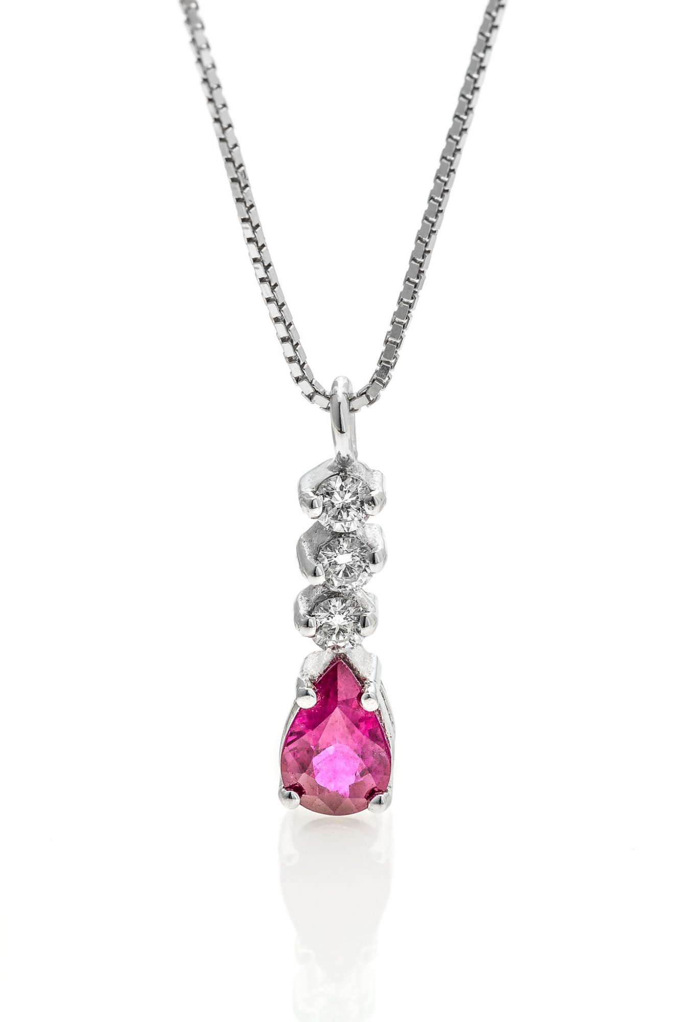 18 KT white gold necklace with natural Burma ruby and natural round brilliant cut diamonds