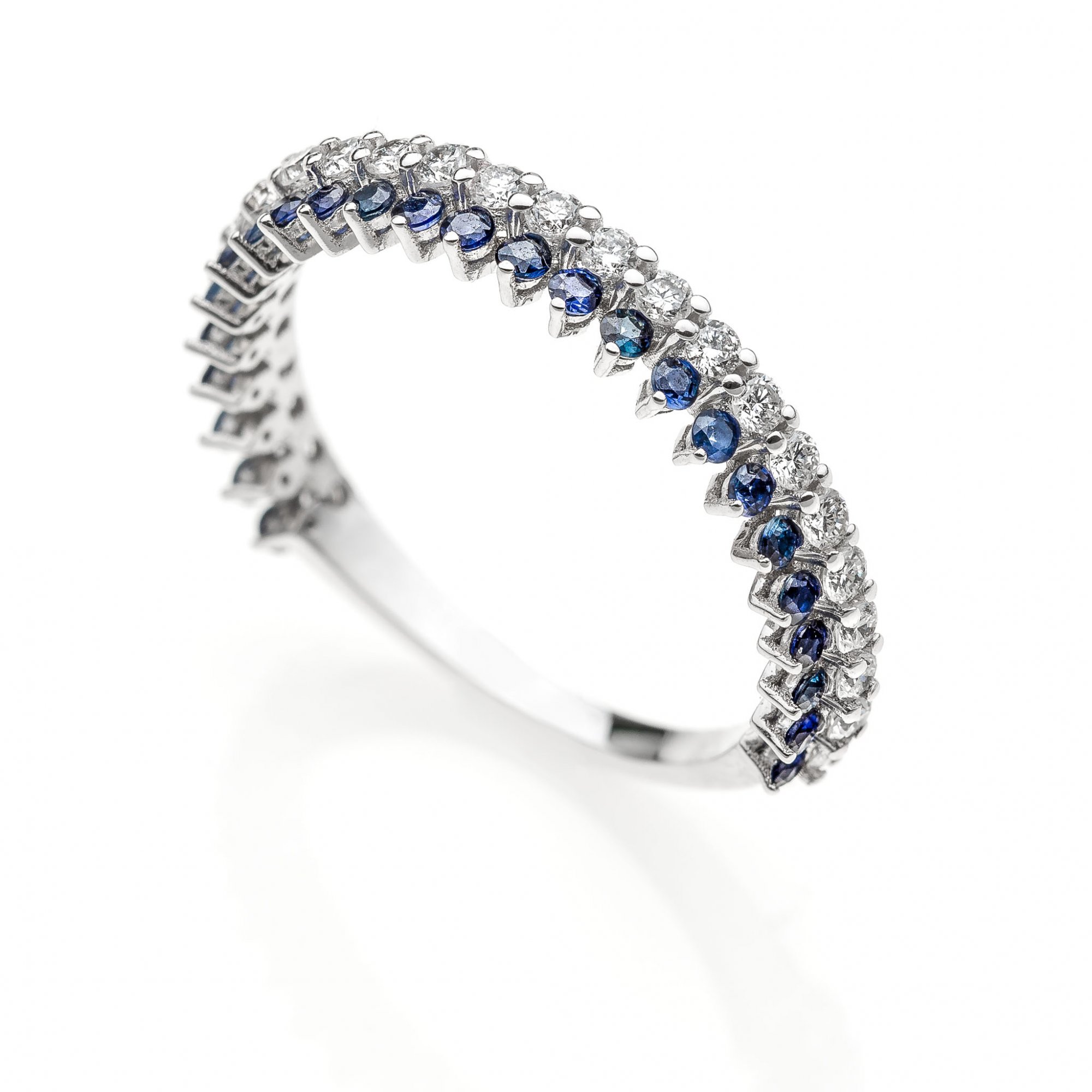 18 KT white gold ring with natural sapphire and natural round brilliant cut diamonds